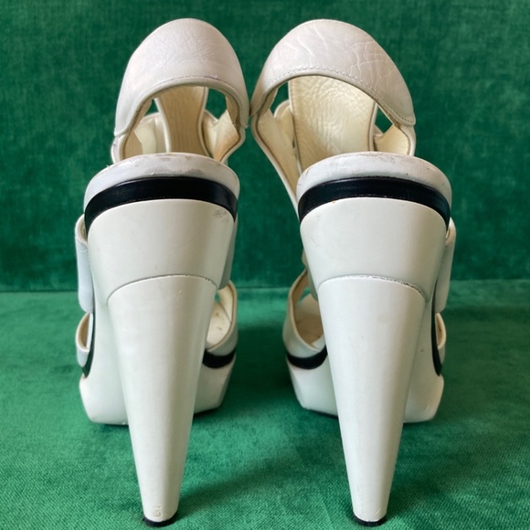 AUTHENTIC BALENCIAGA WHITE SANDALS GHESQUIERE - Picture 3 of 4